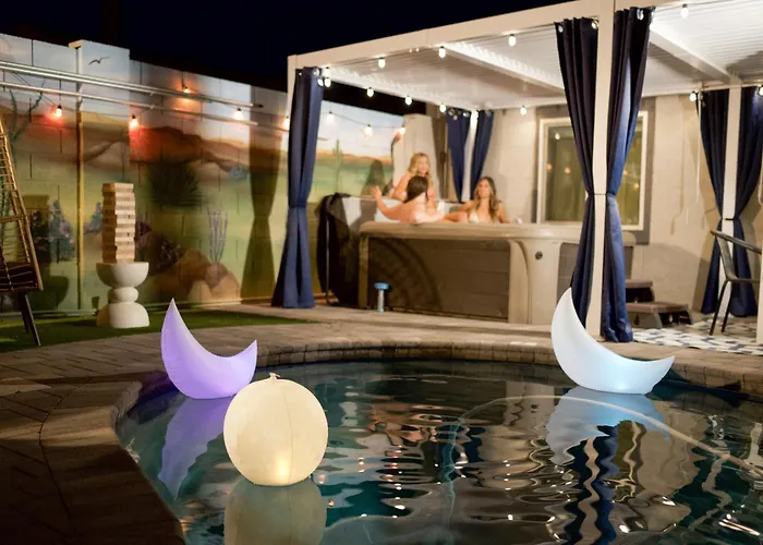 Lunar - Old Town, Pool, 2 Kings, Game Room, Hot Tub, Holiday home *